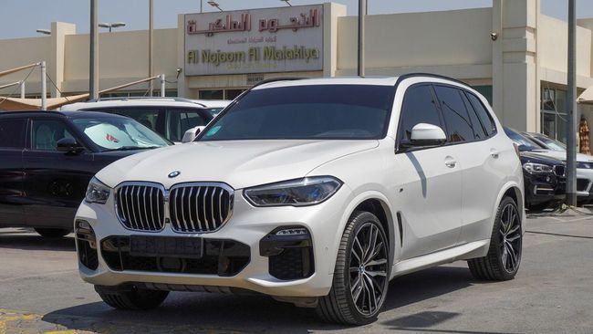 Подержанный BMW X5 M50i IV (G05/G18), 4.4 л, 2019 в Шардже от Alnujoom Al Malakiah Used Cars Белый цвет. GCC | AUTO.AE