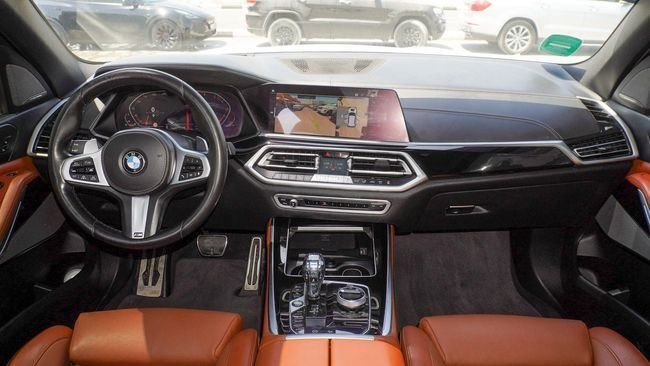 Подержанный BMW X5 M50i IV (G05/G18), 4.4 л, 2019 в Шардже от Alnujoom Al Malakiah Used Cars Белый цвет. GCC | AUTO.AE