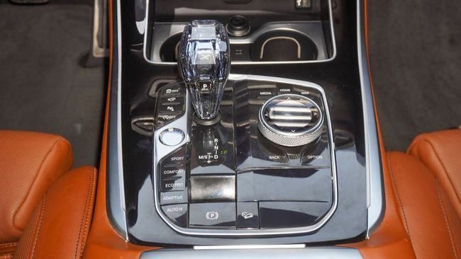 Подержанный BMW X5 M50i IV (G05/G18), 4.4 л, 2019 в Шардже от Alnujoom Al Malakiah Used Cars Белый цвет. GCC | AUTO.AE