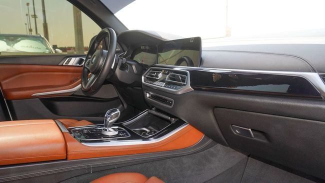 Подержанный BMW X5 M50i IV (G05/G18), 4.4 л, 2019 в Шардже от Alnujoom Al Malakiah Used Cars Белый цвет. GCC | AUTO.AE