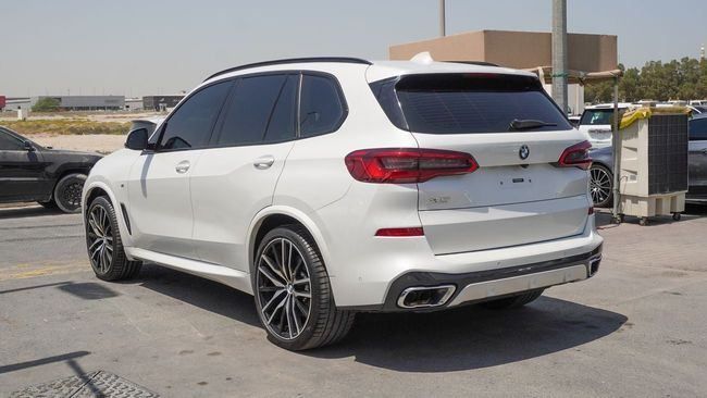 Подержанный BMW X5 M50i IV (G05/G18), 4.4 л, 2019 в Шардже от Alnujoom Al Malakiah Used Cars Белый цвет. GCC | AUTO.AE
