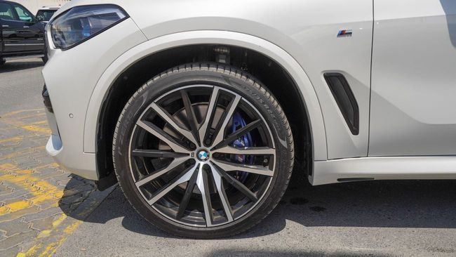 Подержанный BMW X5 M50i IV (G05/G18), 4.4 л, 2019 в Шардже от Alnujoom Al Malakiah Used Cars Белый цвет. GCC | AUTO.AE