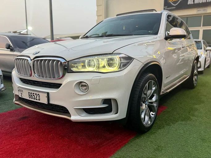 Подержанный BMW X5 50i III (F15), 4.4 л, 2014 в Шардже от Al Muhtaref Used Cars Белый цвет. GCC | AUTO.AE