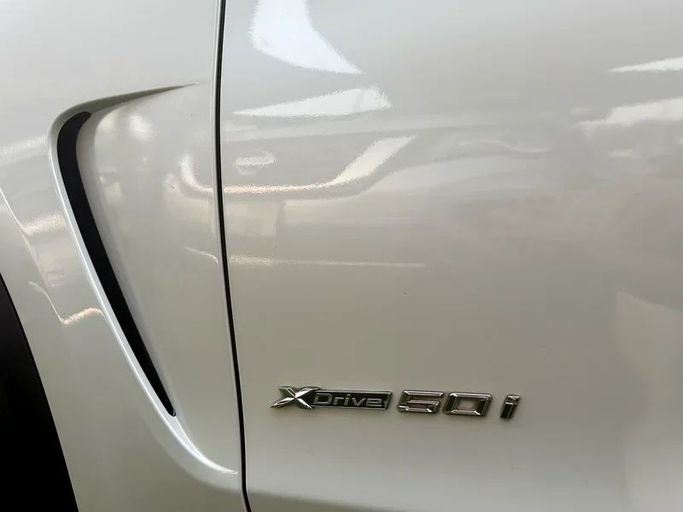 Подержанный BMW X5 50i III (F15), 4.4 л, 2014 в Шардже от Al Muhtaref Used Cars Белый цвет. GCC | AUTO.AE