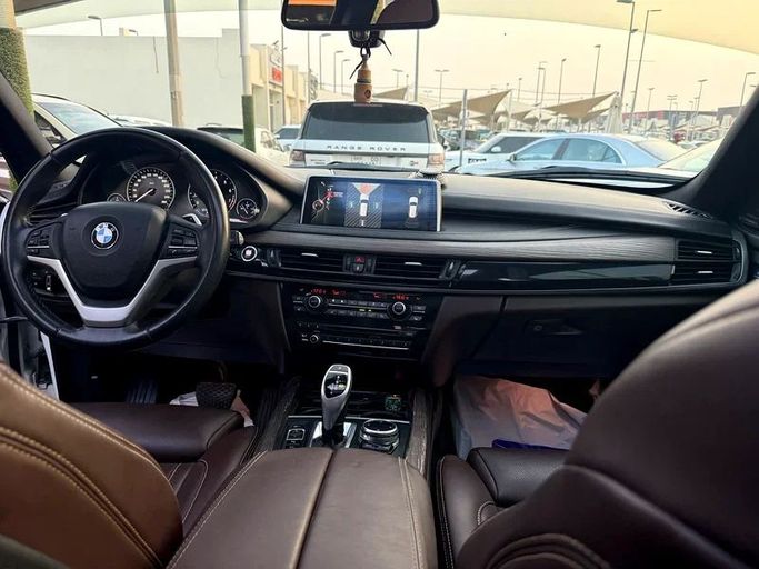 Подержанный BMW X5 50i III (F15), 4.4 л, 2014 в Шардже от Al Muhtaref Used Cars Белый цвет. GCC | AUTO.AE