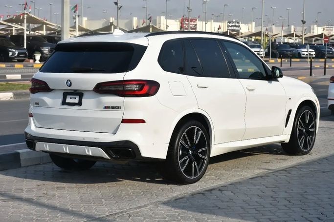 Used BMW X5 M50i IV (G05/G18), 4.4 l, 2022 in Sharjah by Alfaris Used Cars, White color. Other | AUTO.AE