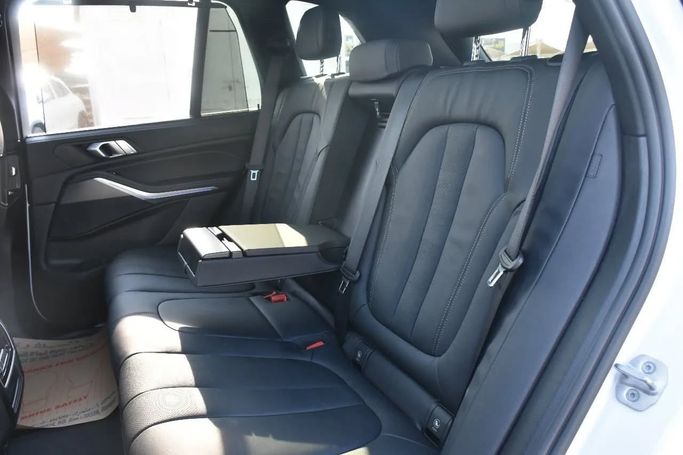 Used BMW X5 M50i IV (G05/G18), 4.4 l, 2022 in Sharjah by Alfaris Used Cars, White color. Other | AUTO.AE