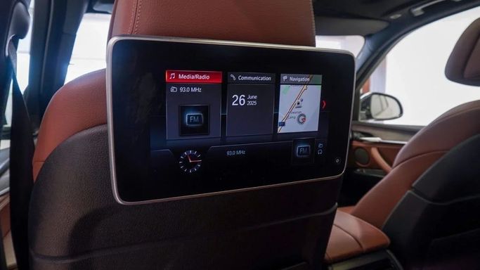 Подержанный BMW X5 50i III (F15), 4.4 л, 2018 в Шардже от Alsalama Motors Серебристый цвет. GCC | AUTO.AE