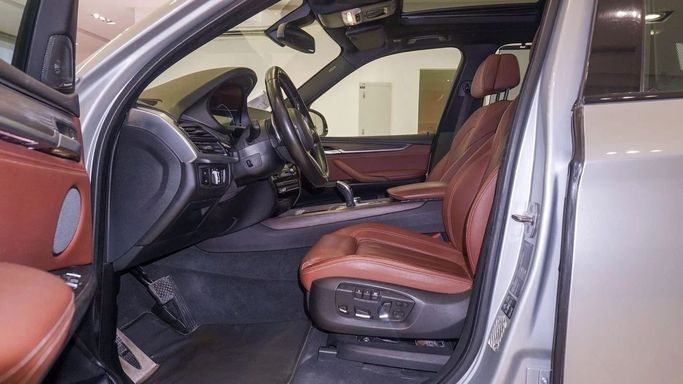 Подержанный BMW X5 50i III (F15), 4.4 л, 2018 в Шардже от Alsalama Motors Серебристый цвет. GCC | AUTO.AE