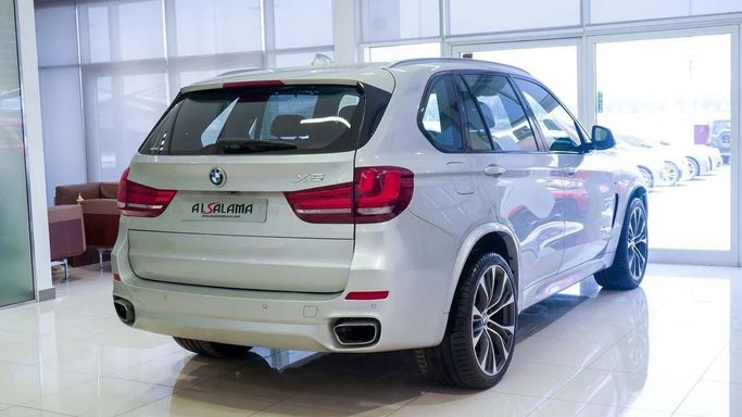 Подержанный BMW X5 50i III (F15), 4.4 л, 2018 в Шардже от Alsalama Motors Серебристый цвет. GCC | AUTO.AE