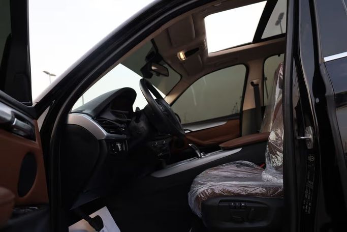 Подержанный BMW X5 35i III (F15), 3.0 л, 2015 в Шардже от OMC Used Cars Черный цвет. GCC | AUTO.AE