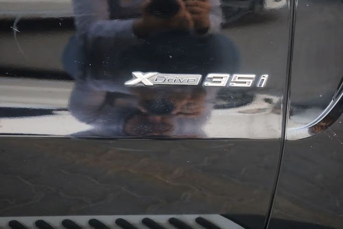 Подержанный BMW X5 35i III (F15), 3.0 л, 2015 в Шардже от OMC Used Cars Черный цвет. GCC | AUTO.AE