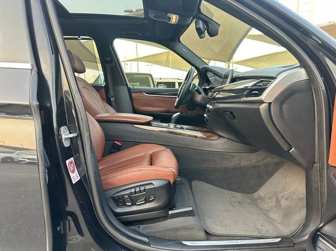 Подержанный BMW X5 35i III (F15), 3.0 л, 2016 в Шардже от Al Hashal Used Cars Коричневый цвет. GCC | AUTO.AE