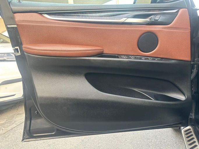 Подержанный BMW X5 35i III (F15), 3.0 л, 2016 в Шардже от Al Hashal Used Cars Коричневый цвет. GCC | AUTO.AE