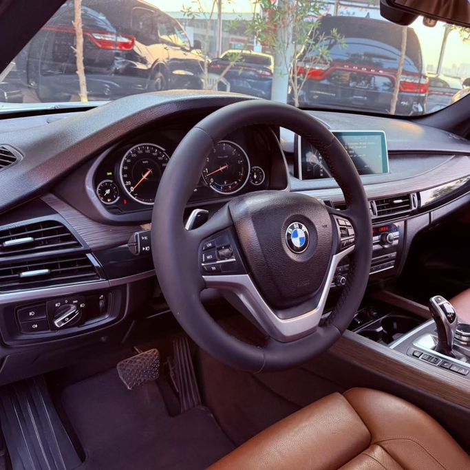 Подержанный BMW X5 35i III (F15), 3.0 л, 2015 в Шардже от Sarmad Cars Белый цвет. Other | AUTO.AE