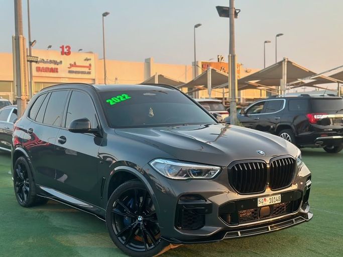 Подержанный BMW X5 M50i IV (G05/G18), 4.4 л, 2022 в Шардже от Badar Used Cars Серый цвет.  | AUTO.AE