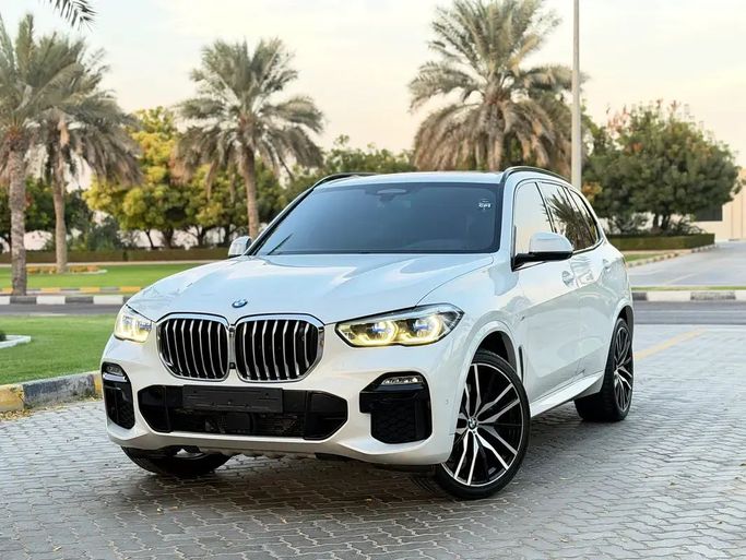 Подержанный BMW X5 40i IV (G05/G18), 3.0 л, 2019 в Шардже от Al Sayarah Afaeqah Used Cars Белый цвет. GCC | AUTO.AE