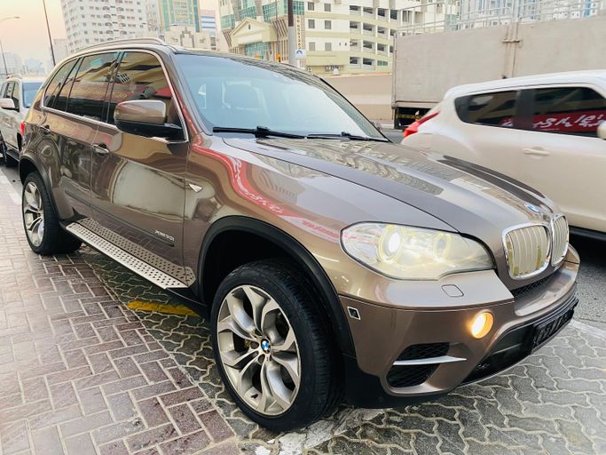 مستعملة BMW X5 50i xDrive عملية فيس ليفت II (E70), 4.4 l, 2013 في في الشارقة، اللون برونزي. مواصفات الخليج | AUTO.AE | إعلان #273593