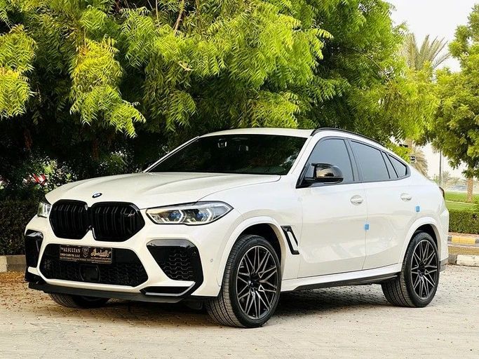 Подержанный BMW X6 M Competition III (F96), 4.4 л, 2022 в Шардже от Taj Al Sultan Used Cars Белый цвет. Корейская | AUTO.AE