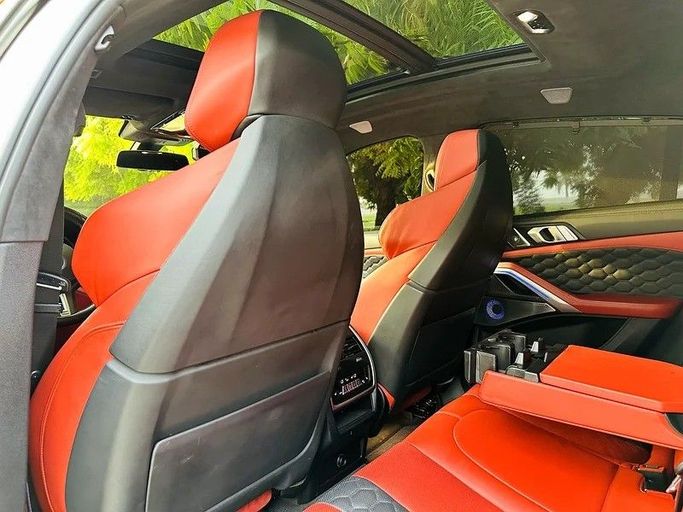 Подержанный BMW X6 M Competition III (F96), 4.4 л, 2022 в Шардже от Taj Al Sultan Used Cars Белый цвет. Корейская | AUTO.AE