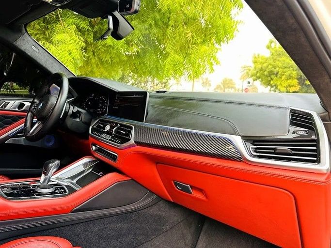 Подержанный BMW X6 M Competition III (F96), 4.4 л, 2022 в Шардже от Taj Al Sultan Used Cars Белый цвет. Корейская | AUTO.AE