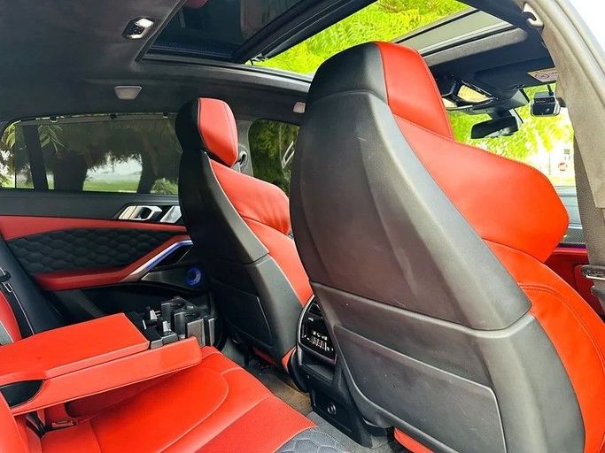 Подержанный BMW X6 M Competition III (F96), 4.4 л, 2022 в Шардже от Taj Al Sultan Used Cars Белый цвет. Корейская | AUTO.AE