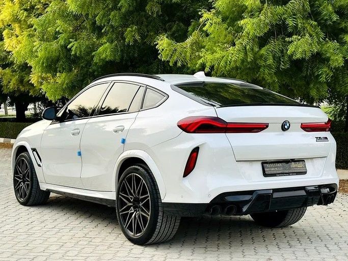 Подержанный BMW X6 M Competition III (F96), 4.4 л, 2022 в Шардже от Taj Al Sultan Used Cars Белый цвет. Корейская | AUTO.AE