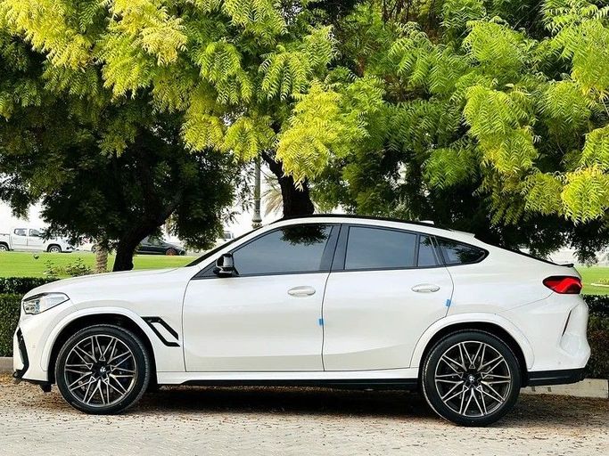 Подержанный BMW X6 M Competition III (F96), 4.4 л, 2022 в Шардже от Taj Al Sultan Used Cars Белый цвет. Корейская | AUTO.AE