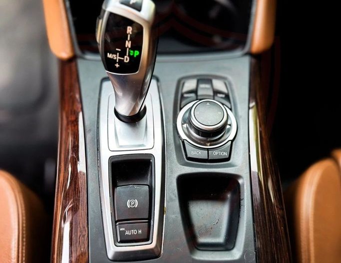 Подержанный BMW X6 35i I (E71) Рестайлинг, 3.0 л, 2014 в Шардже от Al Sayed Khamis Used Auto Trading Коричневый цвет. GCC | AUTO.AE