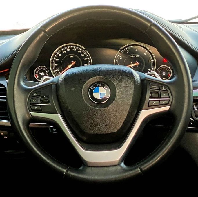 Подержанный BMW X6 50i II (F16), 4.4 л, 2016 в Шардже от Al Sayed Khamis Used Auto Trading Красный цвет. GCC | AUTO.AE