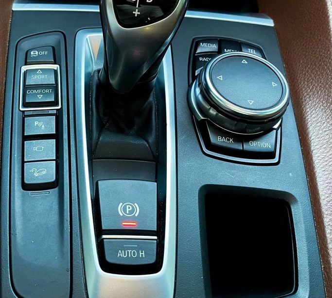 Подержанный BMW X6 50i II (F16), 4.4 л, 2016 в Шардже от Al Sayed Khamis Used Auto Trading Красный цвет. GCC | AUTO.AE