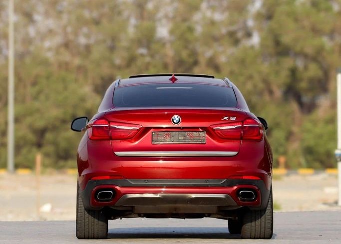 Подержанный BMW X6 50i II (F16), 4.4 л, 2016 в Шардже от Al Sayed Khamis Used Auto Trading Красный цвет. GCC | AUTO.AE