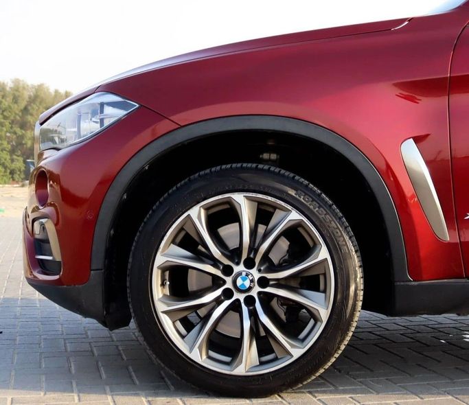 Подержанный BMW X6 50i II (F16), 4.4 л, 2016 в Шардже от Al Sayed Khamis Used Auto Trading Красный цвет. GCC | AUTO.AE