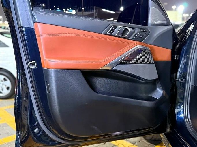 Подержанный BMW X6 M50i III (G06), 4.4 л, 2023 в Шардже от Speed Line Used Cars Синий цвет. GCC | AUTO.AE