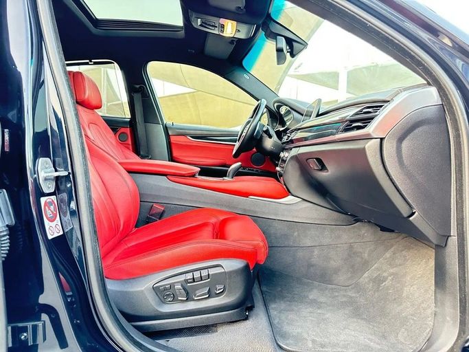 Подержанный BMW X6 50i II (F16), 4.4 л, 2018 в Шардже от Al Hashal Used Cars Коричневый цвет. GCC | AUTO.AE