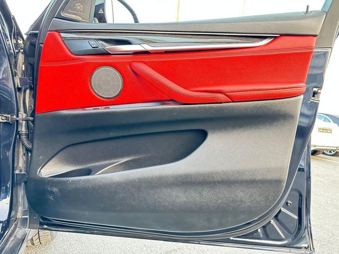 Подержанный BMW X6 50i II (F16), 4.4 л, 2018 в Шардже от Al Hashal Used Cars Коричневый цвет. GCC | AUTO.AE