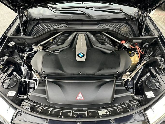 Подержанный BMW X6 50i II (F16), 4.4 л, 2018 в Шардже от Al Hashal Used Cars Коричневый цвет. GCC | AUTO.AE