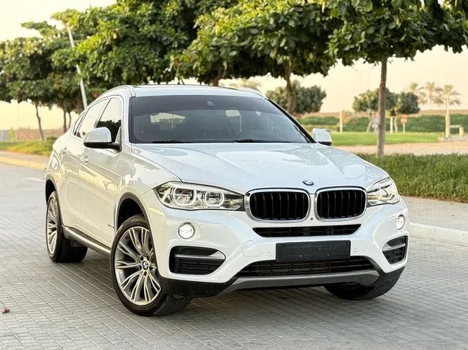 Подержанный BMW X6 35i xDrive II (F16), 3.0 л, 2018 в Шардже от Al Sayarah Afaeqah Used Cars Белый цвет. GCC | AUTO.AE