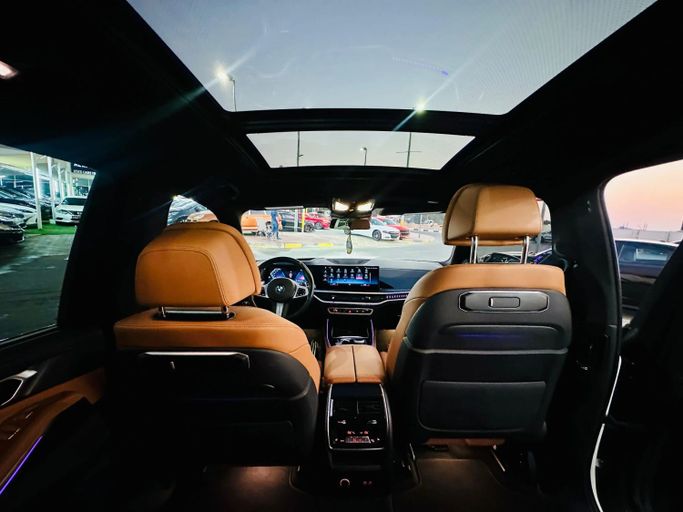 Подержанный BMW X7 40i I (G07) Рестайлинг, 3.0 л, 2023 в Шардже от Kandy Cars Белый цвет. Американская | AUTO.AE