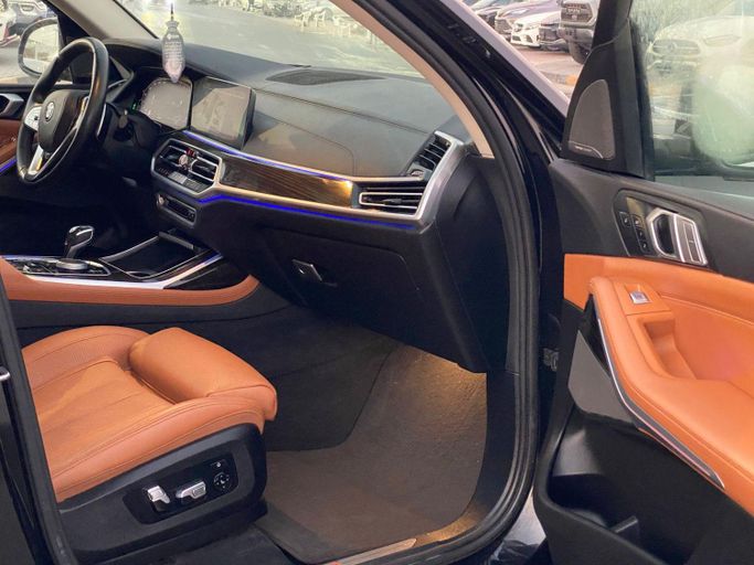 Used BMW X7 40i I (G07), 3.0 l, 2021 in Sharjah by Najmat Almajarah Motors, Black color. American Specs | AUTO.AE