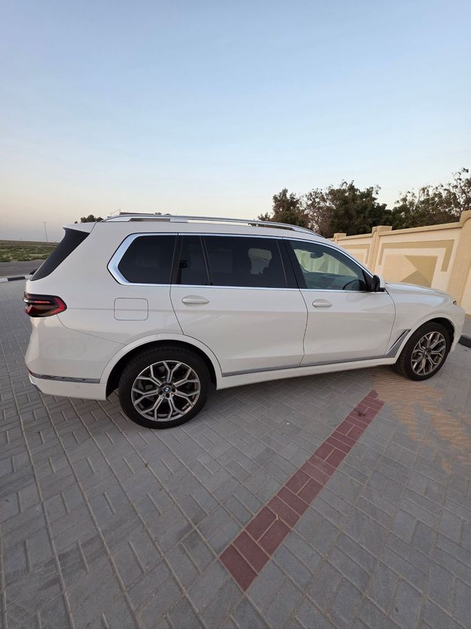 Подержанный BMW X7 40i I (G07) Рестайлинг, 3.0 л, 2024 в Шардже Белый цвет. Американская | AUTO.AE