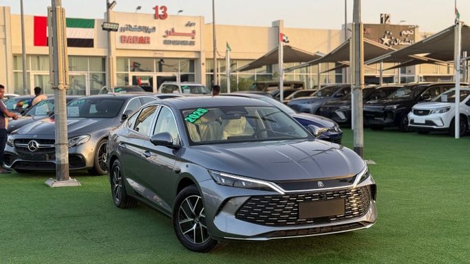 Новый BYD Qin DM-i III, 1.5 л, 2025 в Шардже от Badar Used Cars Серый цвет.  | AUTO.AE