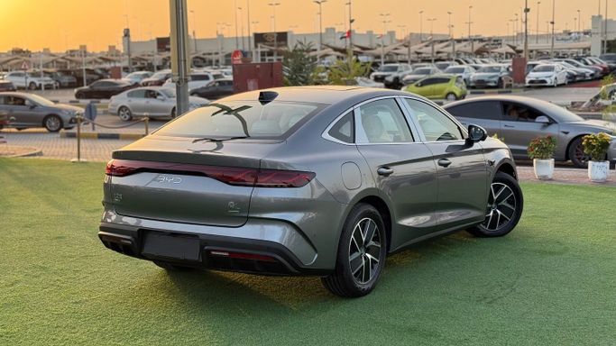 Новый BYD Qin DM-i III, 1.5 л, 2025 в Шардже от Badar Used Cars Серый цвет.  | AUTO.AE