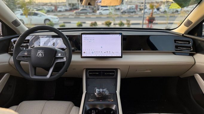 Новый BYD Qin DM-i III, 1.5 л, 2025 в Шардже от Badar Used Cars Серый цвет.  | AUTO.AE