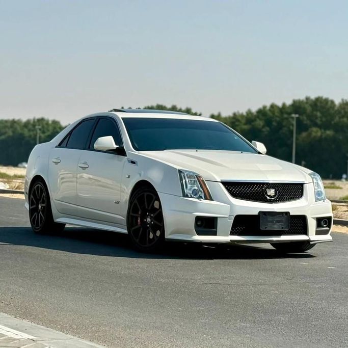 Подержанный Cadillac CTS-V II, 6.2 л, 2011 в Шардже от Sarmad Cars Белый цвет. GCC | AUTO.AE