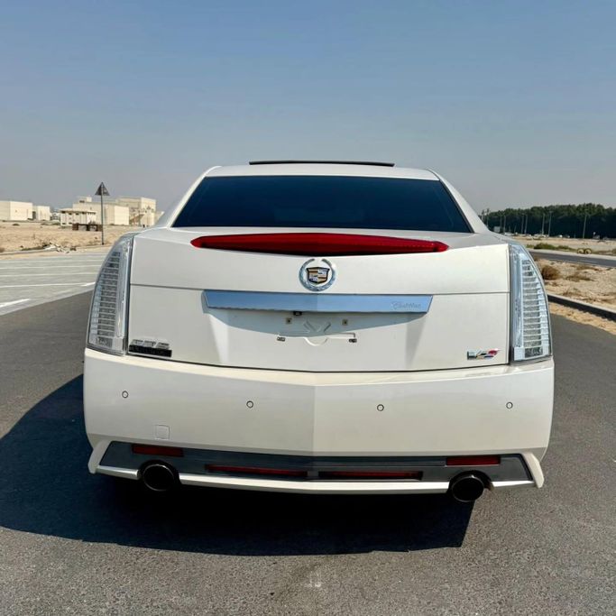 Подержанный Cadillac CTS-V II, 6.2 л, 2011 в Шардже от Sarmad Cars Белый цвет. GCC | AUTO.AE