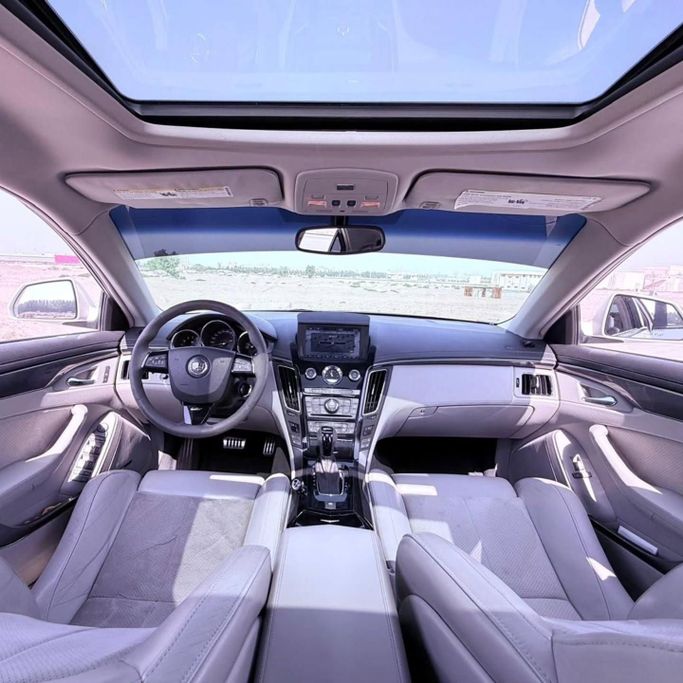 Подержанный Cadillac CTS-V II, 6.2 л, 2011 в Шардже от Sarmad Cars Белый цвет. GCC | AUTO.AE