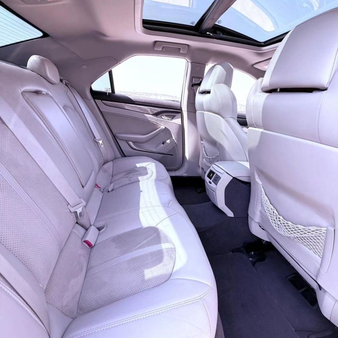 Подержанный Cadillac CTS-V II, 6.2 л, 2011 в Шардже от Sarmad Cars Белый цвет. GCC | AUTO.AE