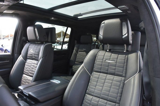 Подержанный Cadillac Escalade V, 6.2 л, 2023 в Шардже от Alfaris Used Cars Белый цвет.  | AUTO.AE