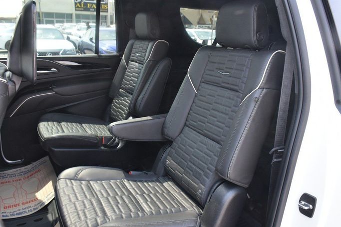 Подержанный Cadillac Escalade V, 6.2 л, 2023 в Шардже от Alfaris Used Cars Белый цвет.  | AUTO.AE